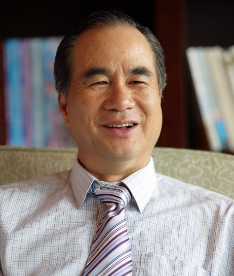 윤석금 웅진그룹 회장. <웅진그룹 제공>